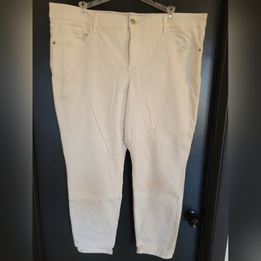 22W Ava & Viv skinny jeans in white